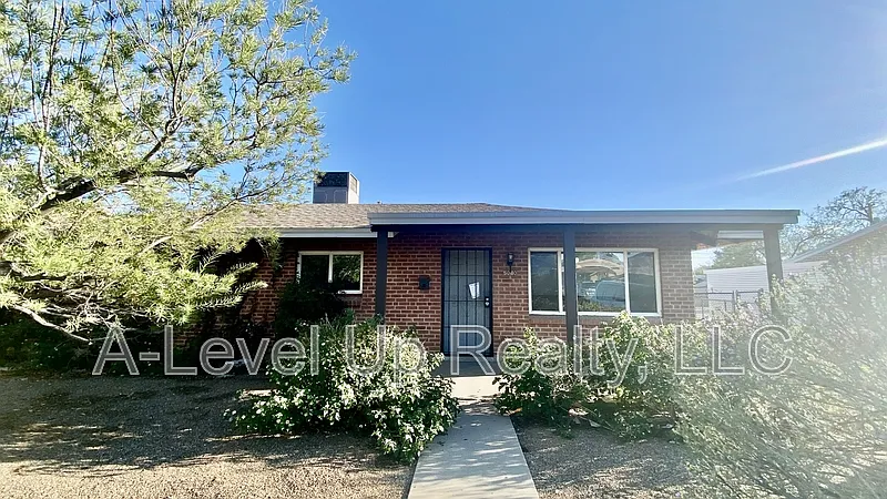 3 bed, 2.0 bath, 1200 sqft, $1,600 — Photo 2