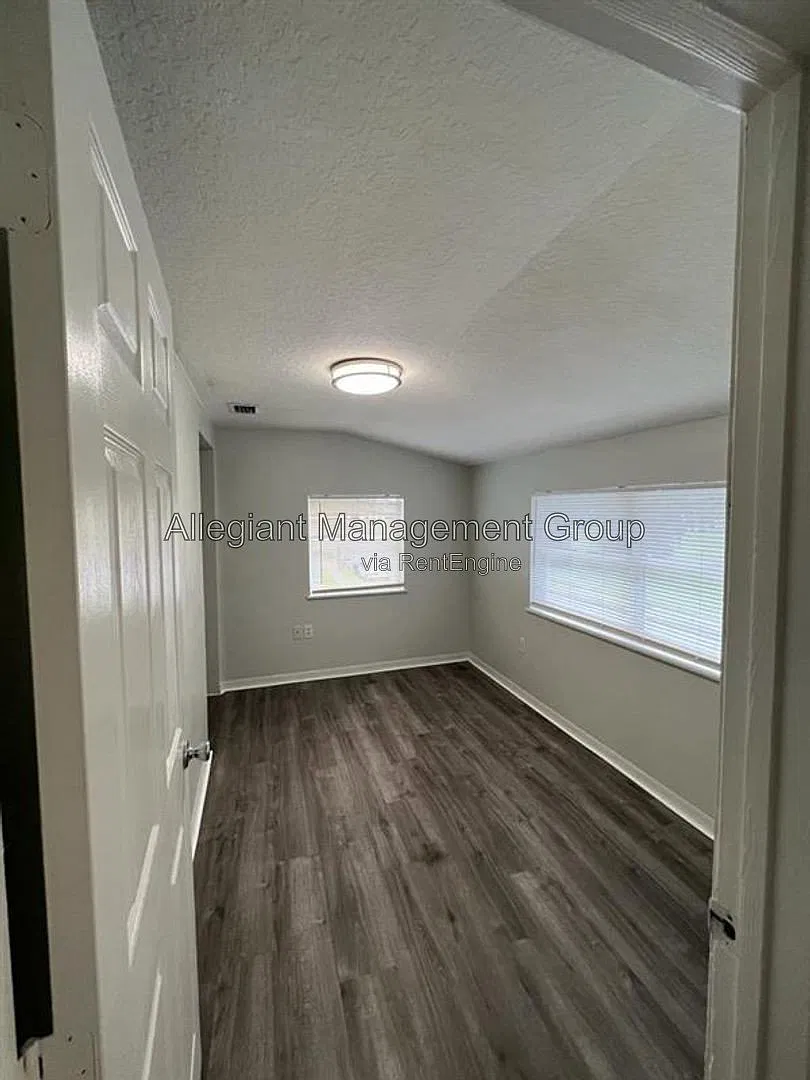1 bed, 1.0 bath, 716 sqft, $1,325 — Photo 2