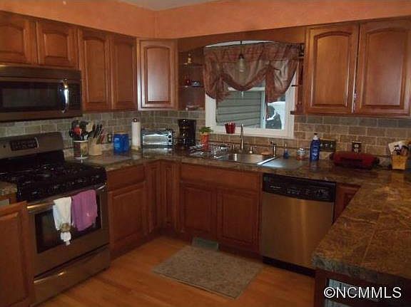 4th image of 202 Fernwood Dr
