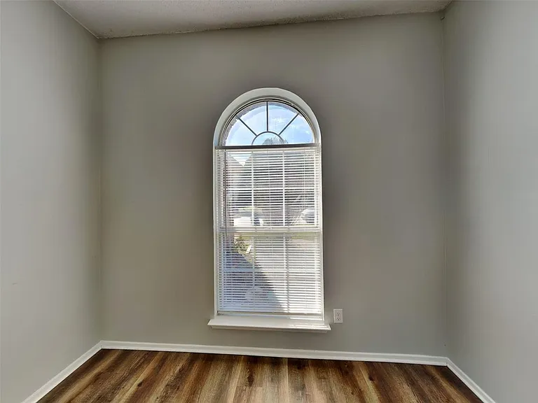 1395 Chinaberry Dr — Photo 10