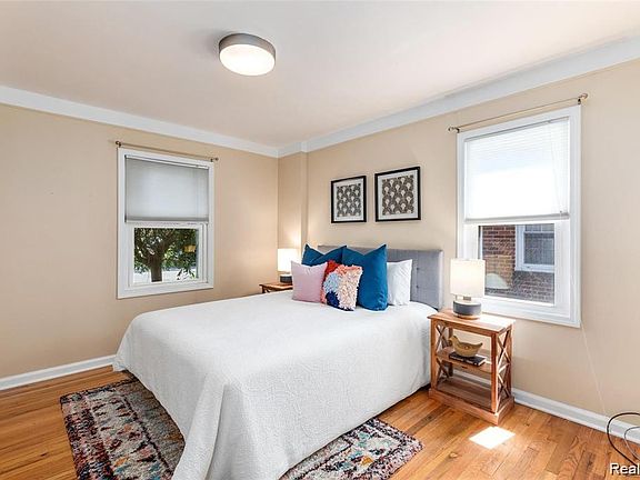 5th image of 2633 N Wilson Ave