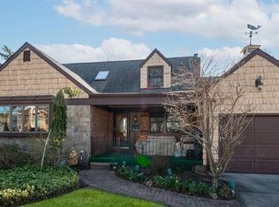 26 Peter Ln, New Hyde Park, NY 11040