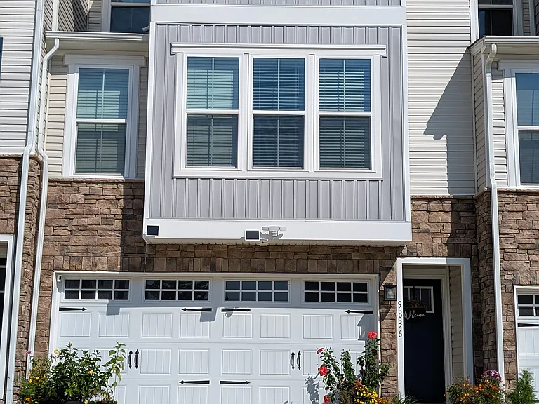 9836 Oaklawn Blvd NW — Photo 1