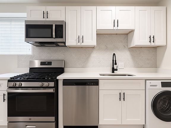 2nd image of 959 N Wolcott Ave Unit 1F