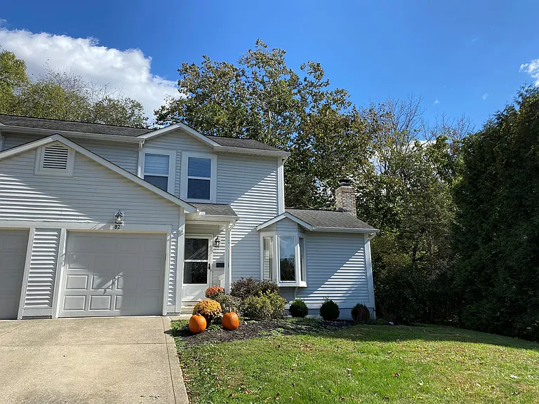 82 Chaucer Ct — Photo 1