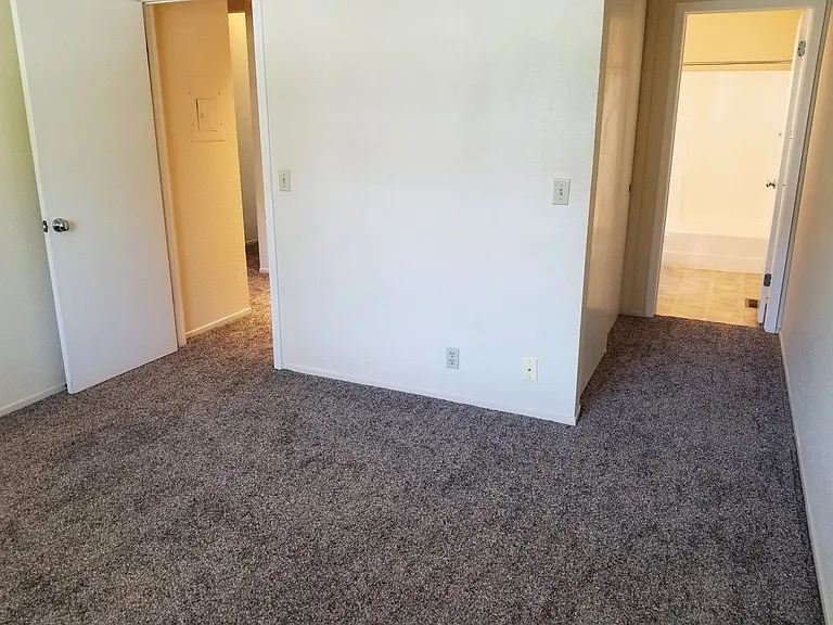 1043 Southwood Dr #L — Photo 7