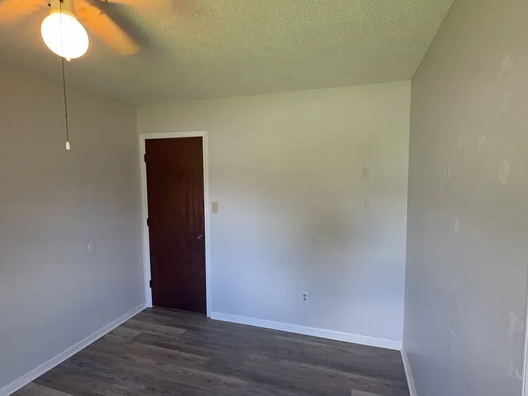 902 Laurel Ln — Photo 9