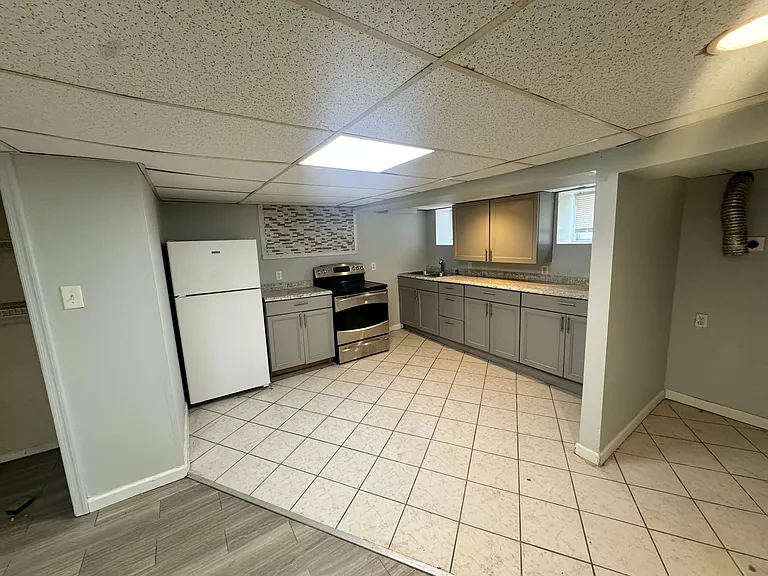 305 W 18th St #BASEMENT — Photo 3