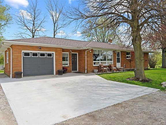 2nd image of 418 Talbot Rd E