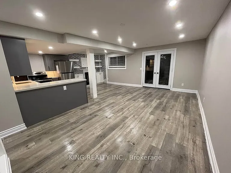 728 Down Cres #BASEMENT — Photo 1