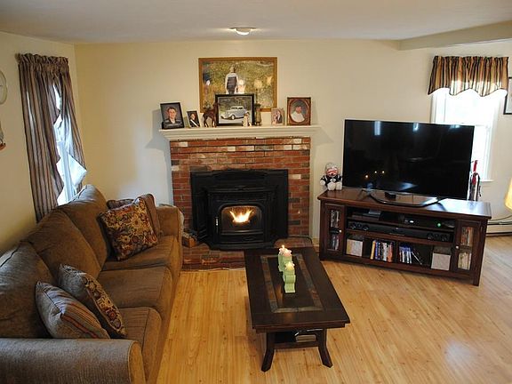 3rd image of 12 Whitmar Cir