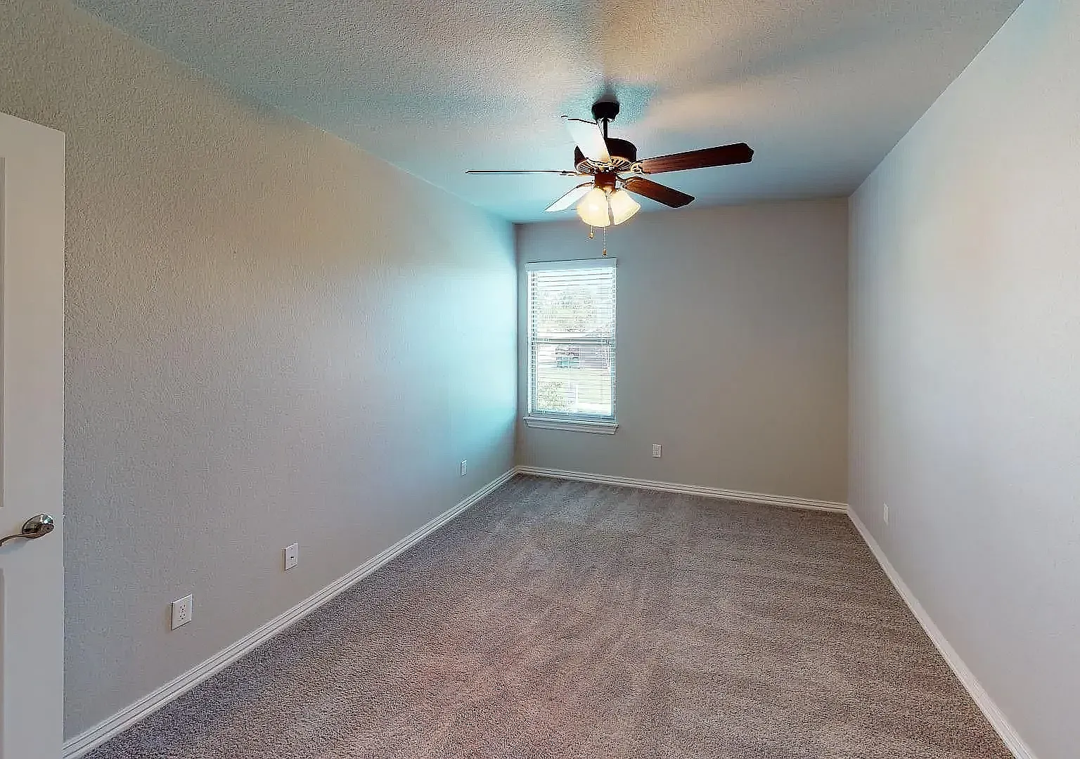 3 bed, 2.5 bath, 1550 sqft — Photo 4