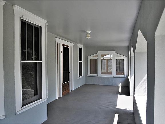 4th image of 301 Oak Ave N