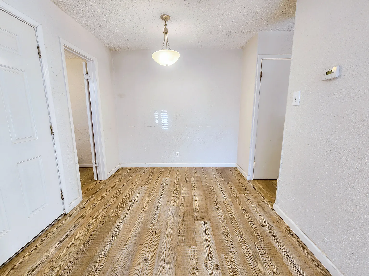 1 bed, 1.5 bath, 1100 sqft, $1,300 — Photo 3