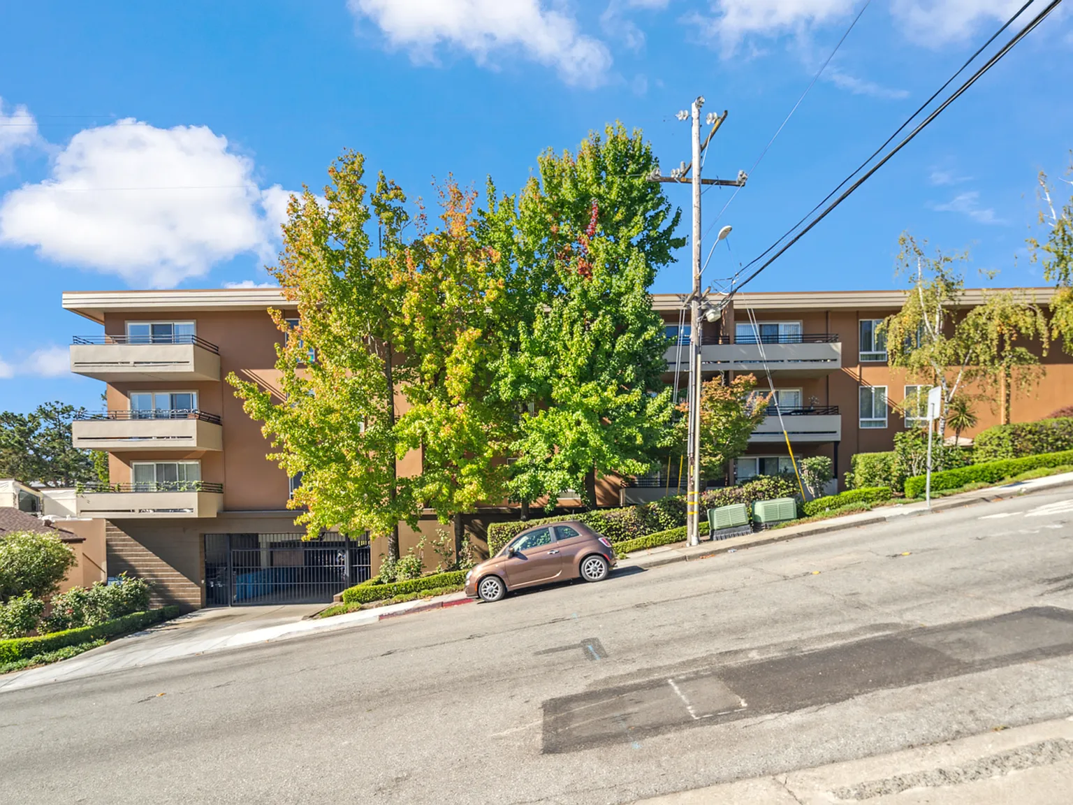 Laurelwood Apartments — Photo 1