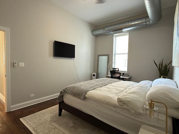 3rd image of 7240 W Devon Ave APT 203