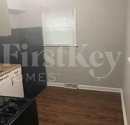 5th image of 1491 Forest Ave