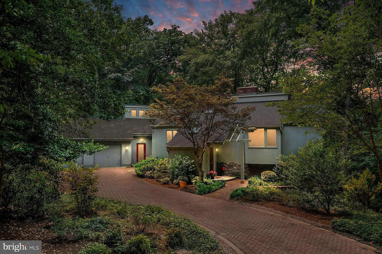 906 Coachway photo 1