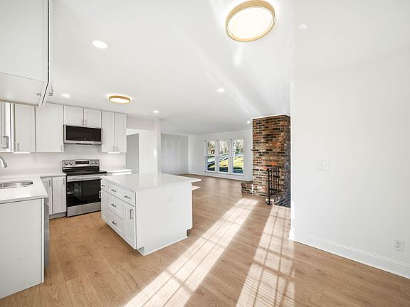 4th image of 1057 W Outer Dr