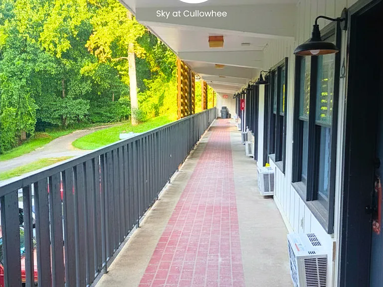 Sky at Cullowhee - Modern Living! - 50 % off First month — Photo 8
