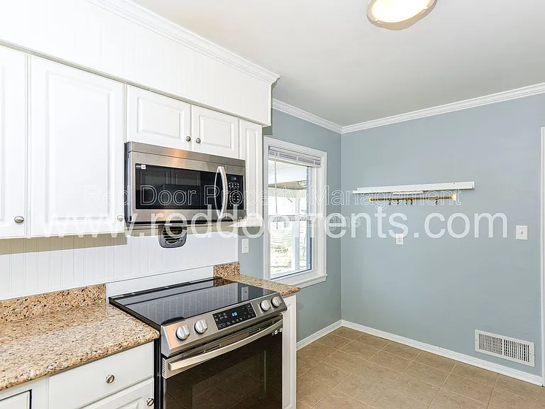 4930 N Illinois St — Photo 2