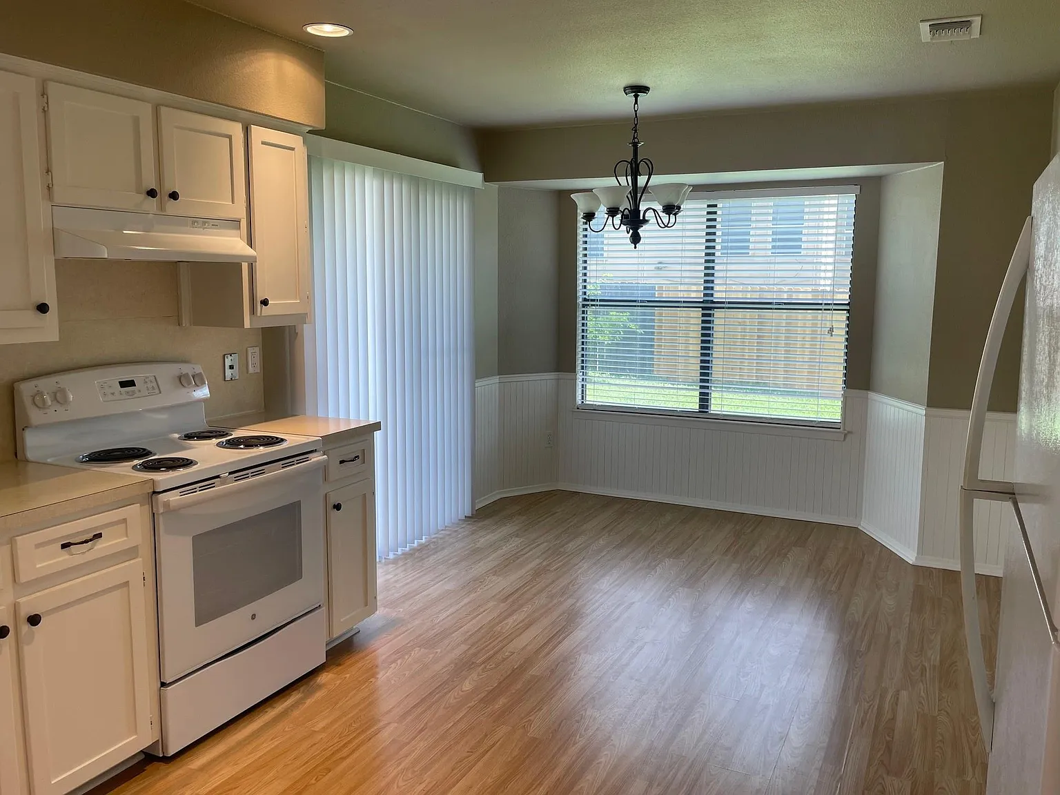 2 bed, 1.0 bath, 1988 sqft, $1,600 — Photo 4