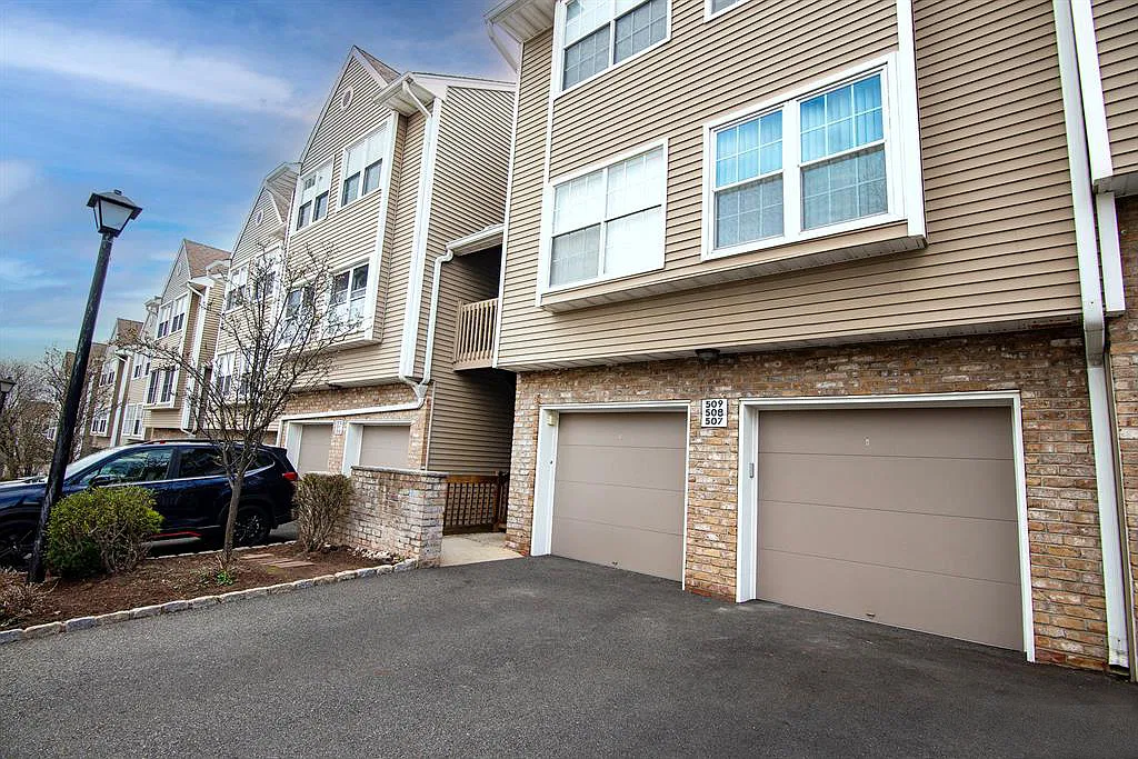 2 bed, 2.5 bath, 1274 sqft, $3,100 — Photo 1