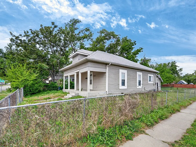 802 W McCormick St — Photo 15