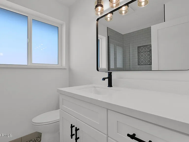 501 W Seldon Ln — Photo 35