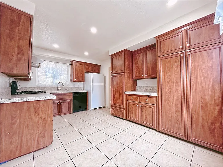942 Barbara Ln — Photo 5
