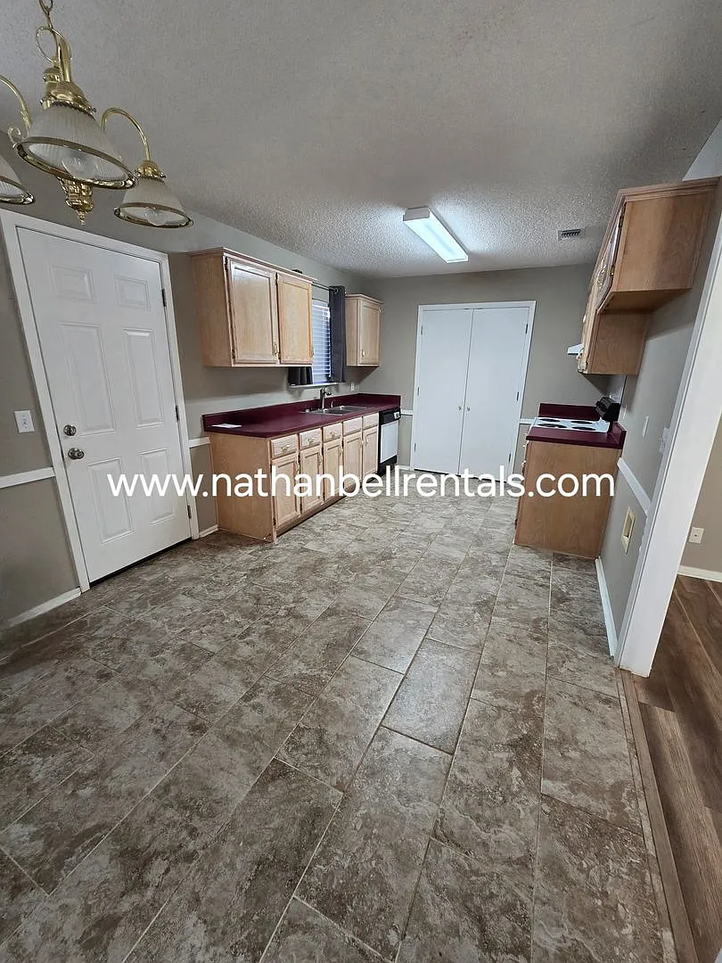 Single-Family Home: 3 Bed, 2 Bath — Photo 2