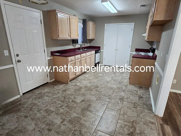 2140 40th St SE — Photo 2