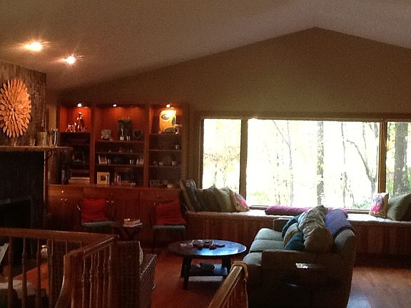 window seat with built ins 