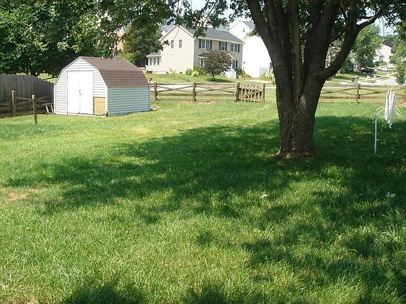 2nd image of 4 Briar Hollow Ct