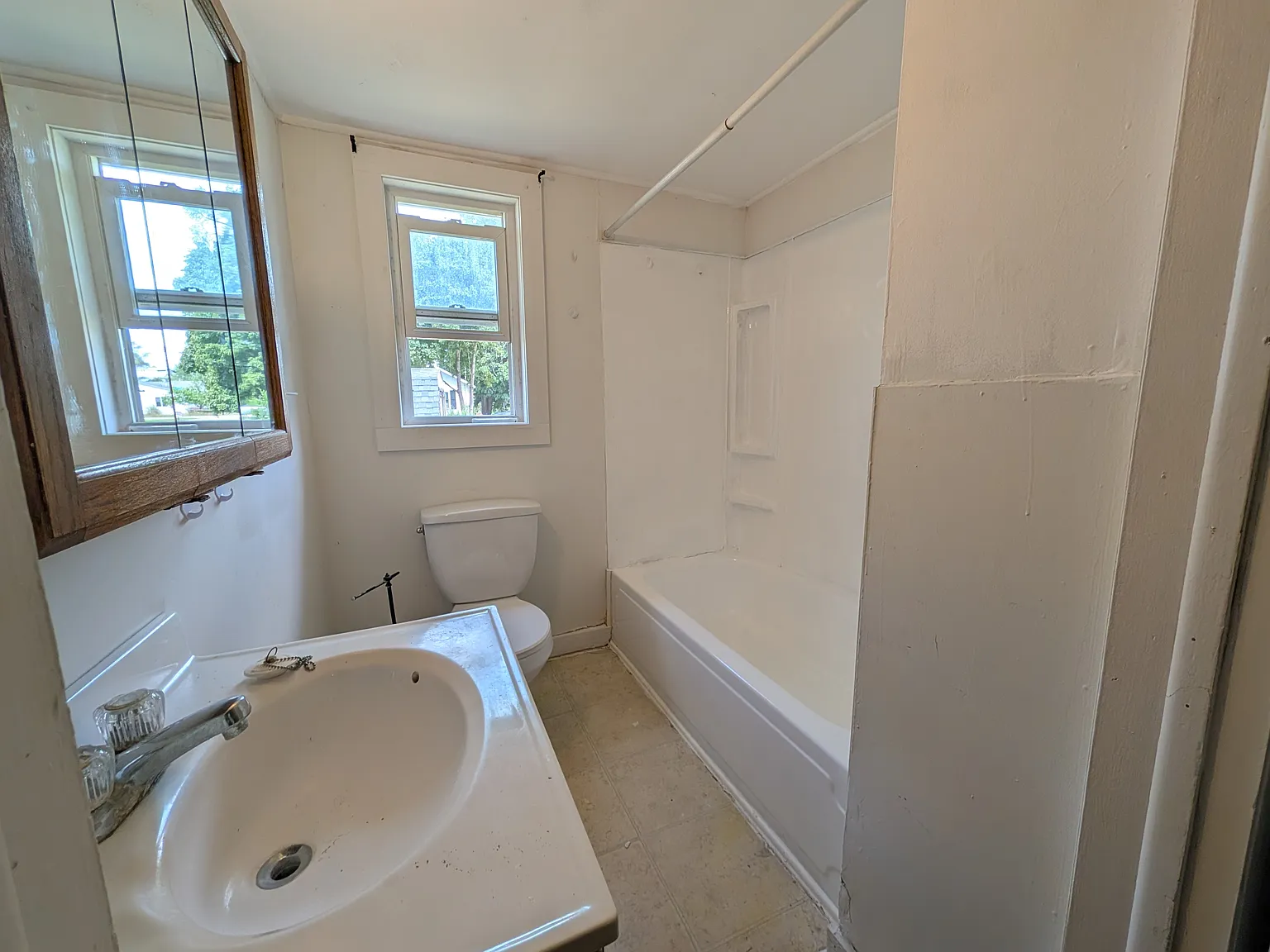 3 bed, 864 sqft, $1,300 — Photo 2