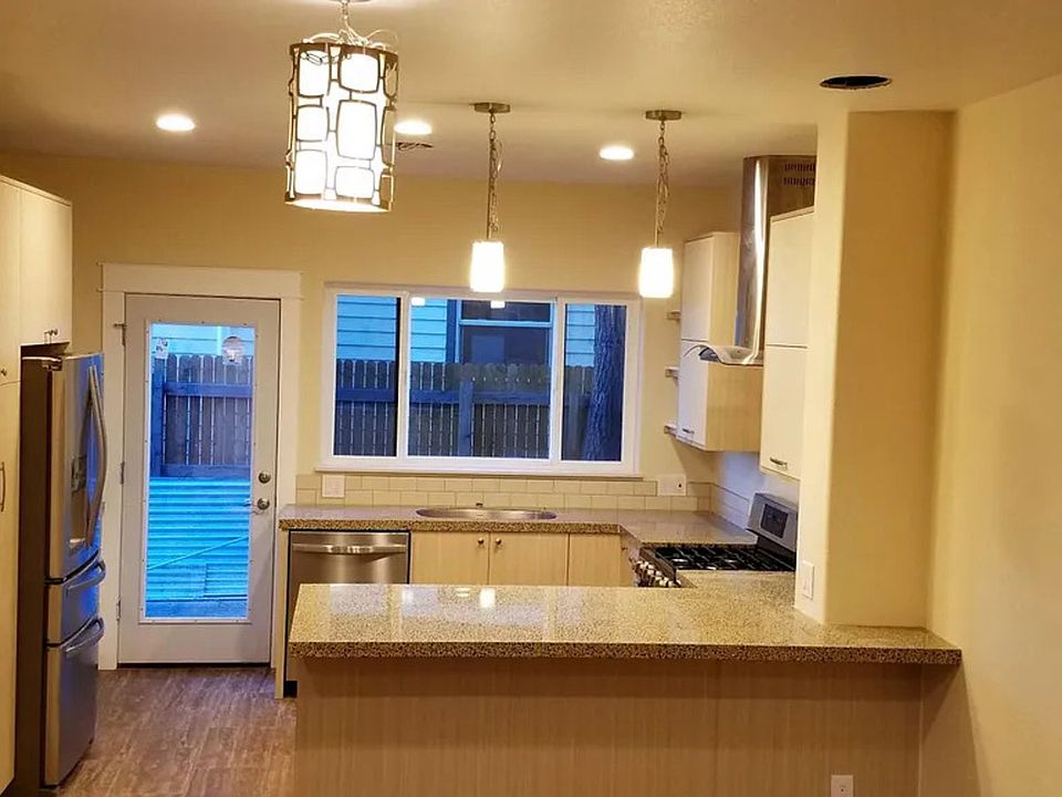 1st image of 3300-1 W Clyde Pl