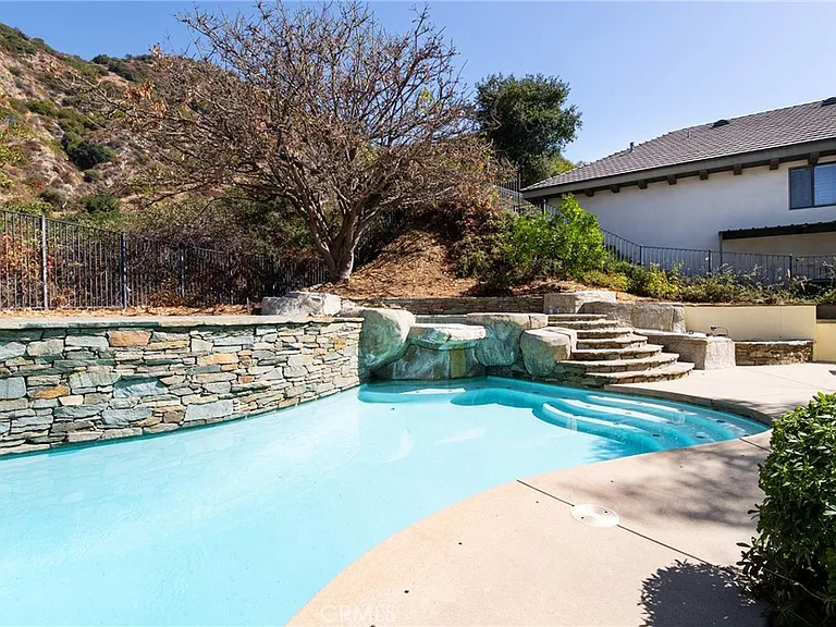 505 Lotus Ln — Photo 3