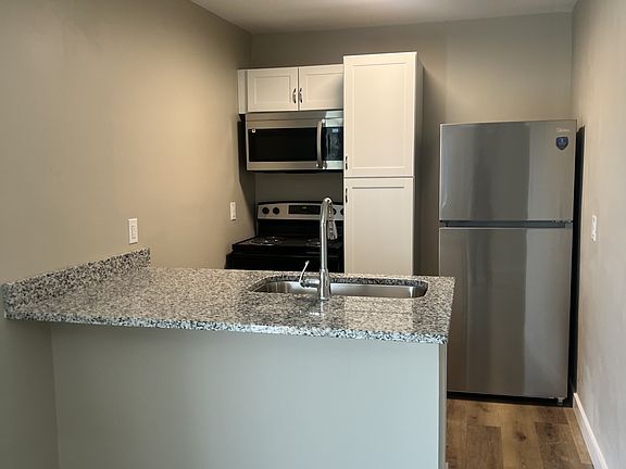 5th image of 555 Wildwood Ave SE APT 2