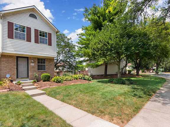 4th image of 493 E Foxtrail Cres