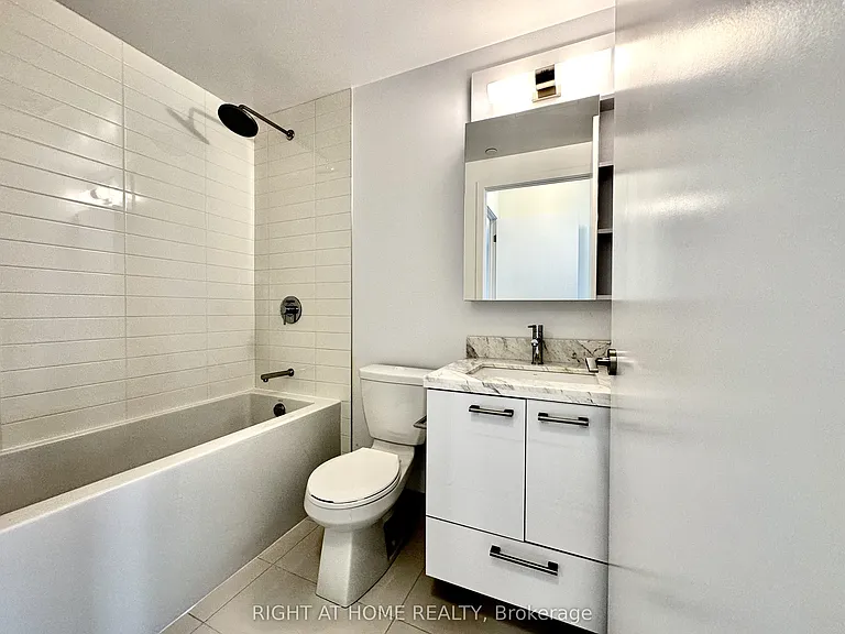 2221 Yonge St #3102 — Photo 5