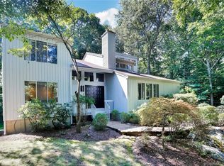 18 Tudor Ln, Trumbull, CT 06611