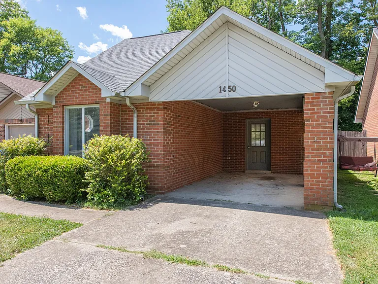 1450 Vintage Cir — Photo 2
