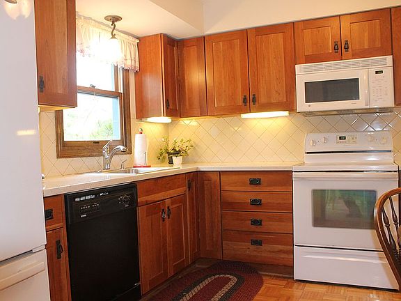 3rd image of 7570 Deer Creek Dr