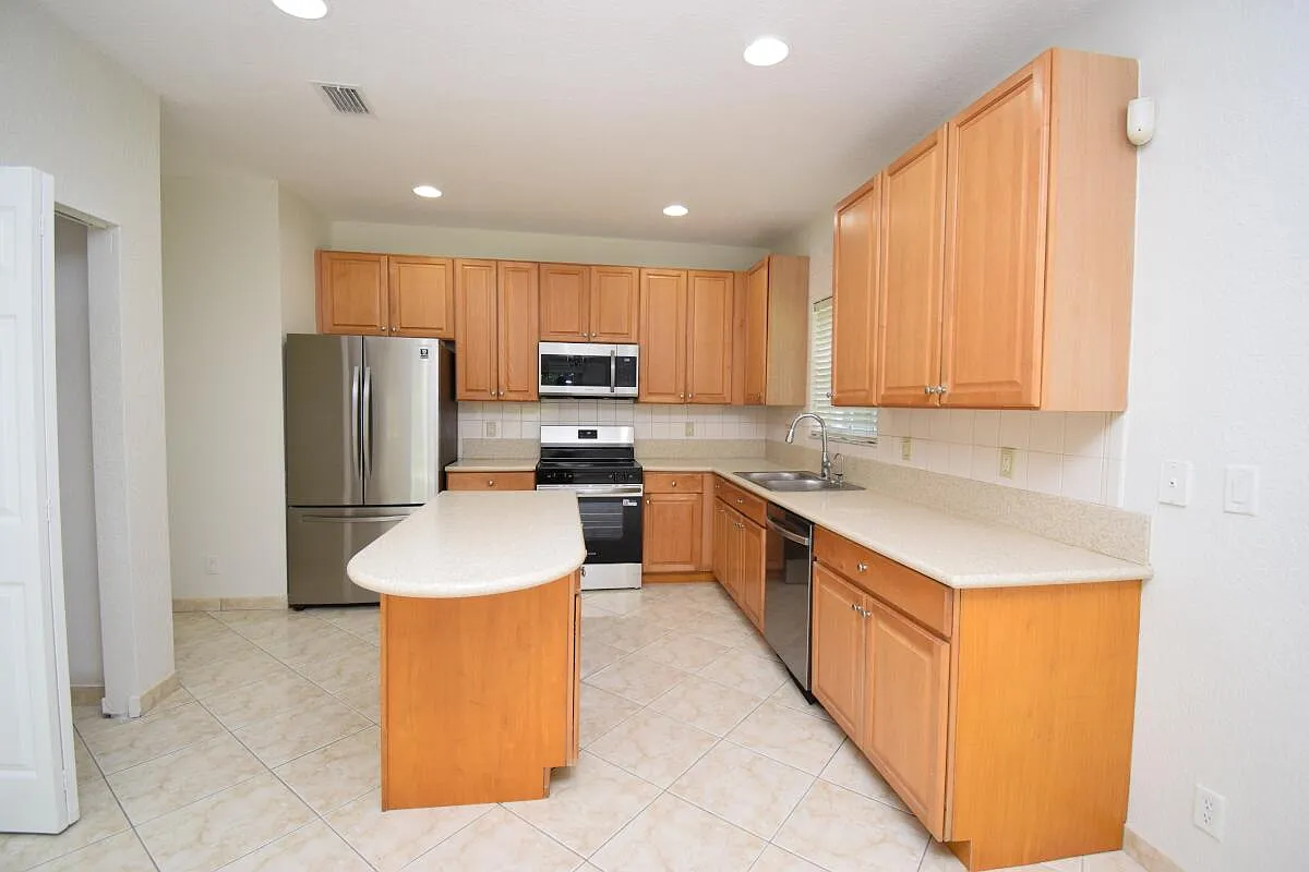 4 bed, 3.0 bath, 2512 sqft, $4,300 — Photo 4