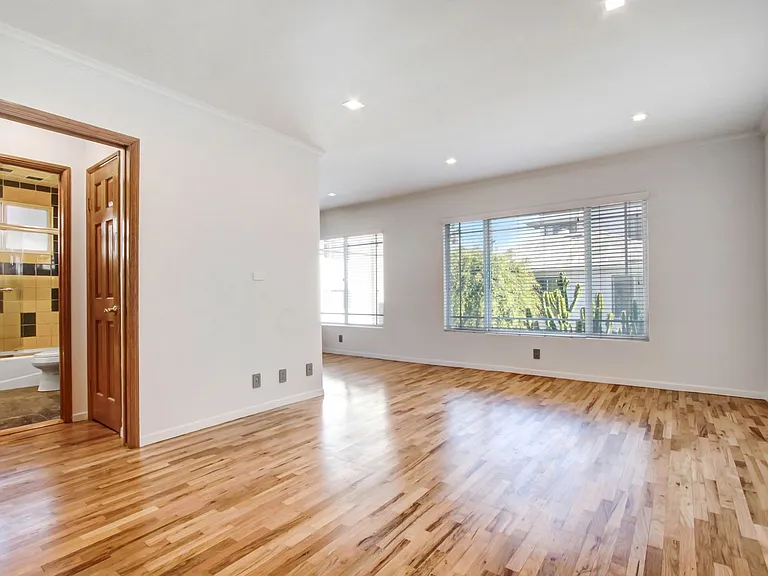 807 5th Street in Santa Monica. Steps to Montana Ave and 5 blocks to the beach! — Photo 8