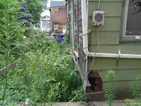 5th image of 2141 Hubbard St