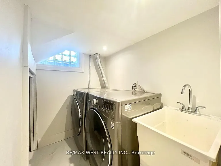 4 Sutherland Ave #BASEMENT — Photo 10