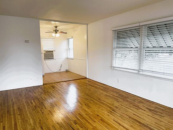 3rd image of 11850 1/2 Oxnard St