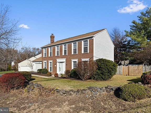 4th image of 2300 Community Dr