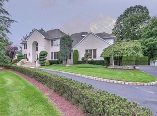 6 Glen Wood Ct, Manalapan, NJ 07726